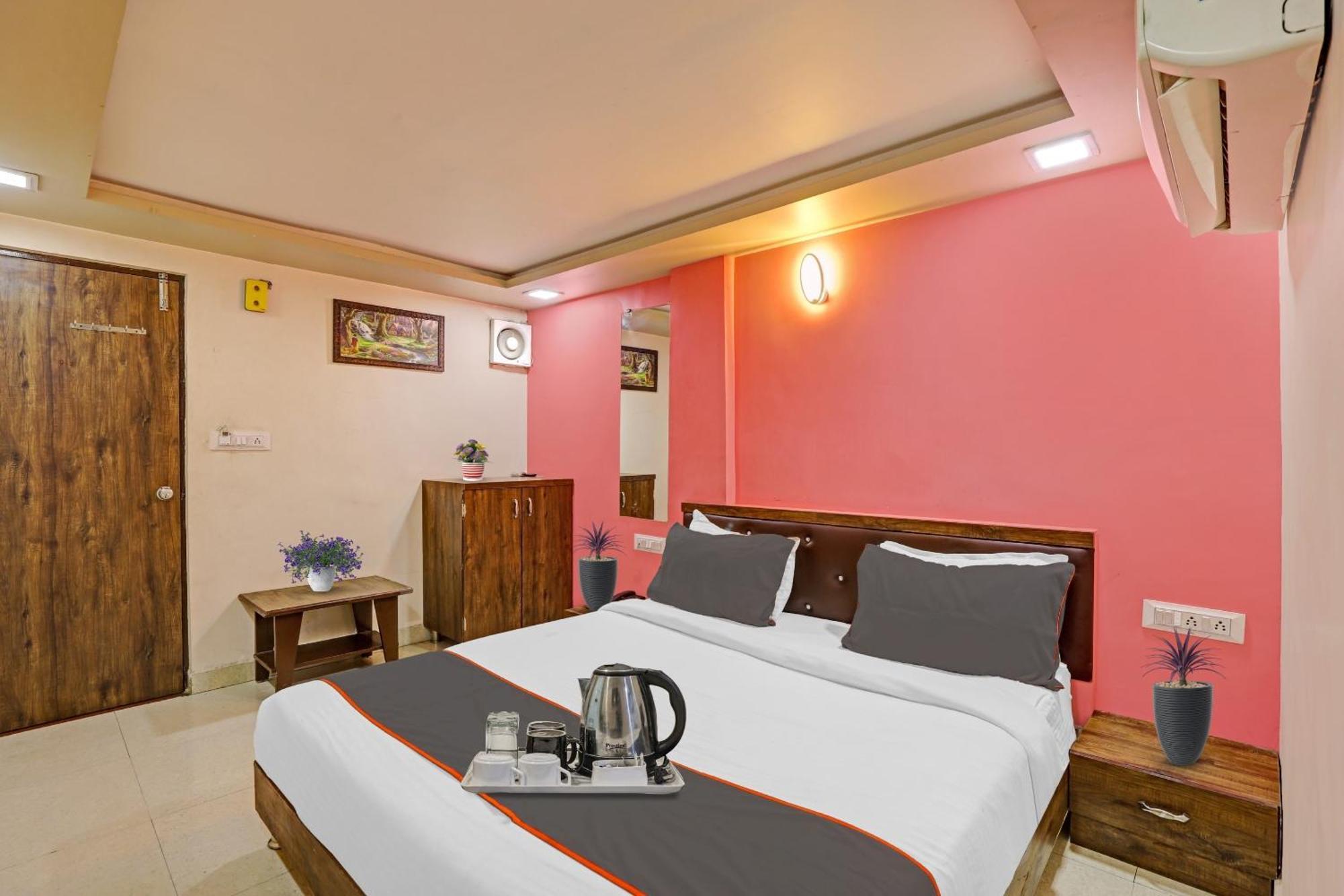 Hotel O Royal Ahmedabad Esterno foto