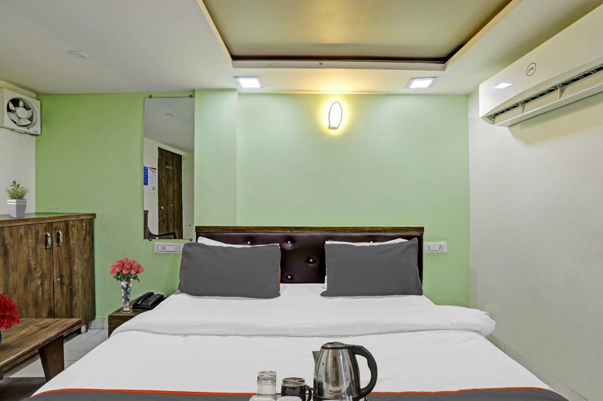 Hotel O Royal Ahmedabad Esterno foto