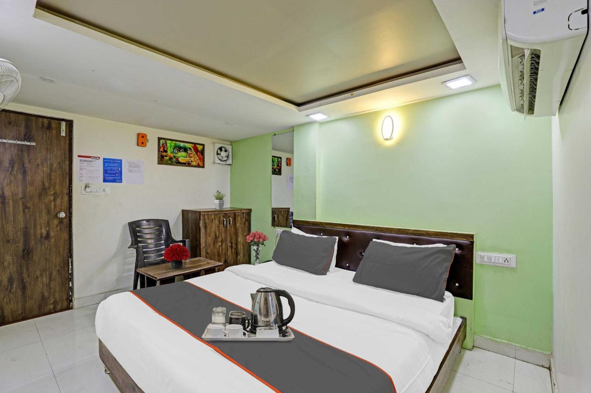 Hotel O Royal Ahmedabad Esterno foto