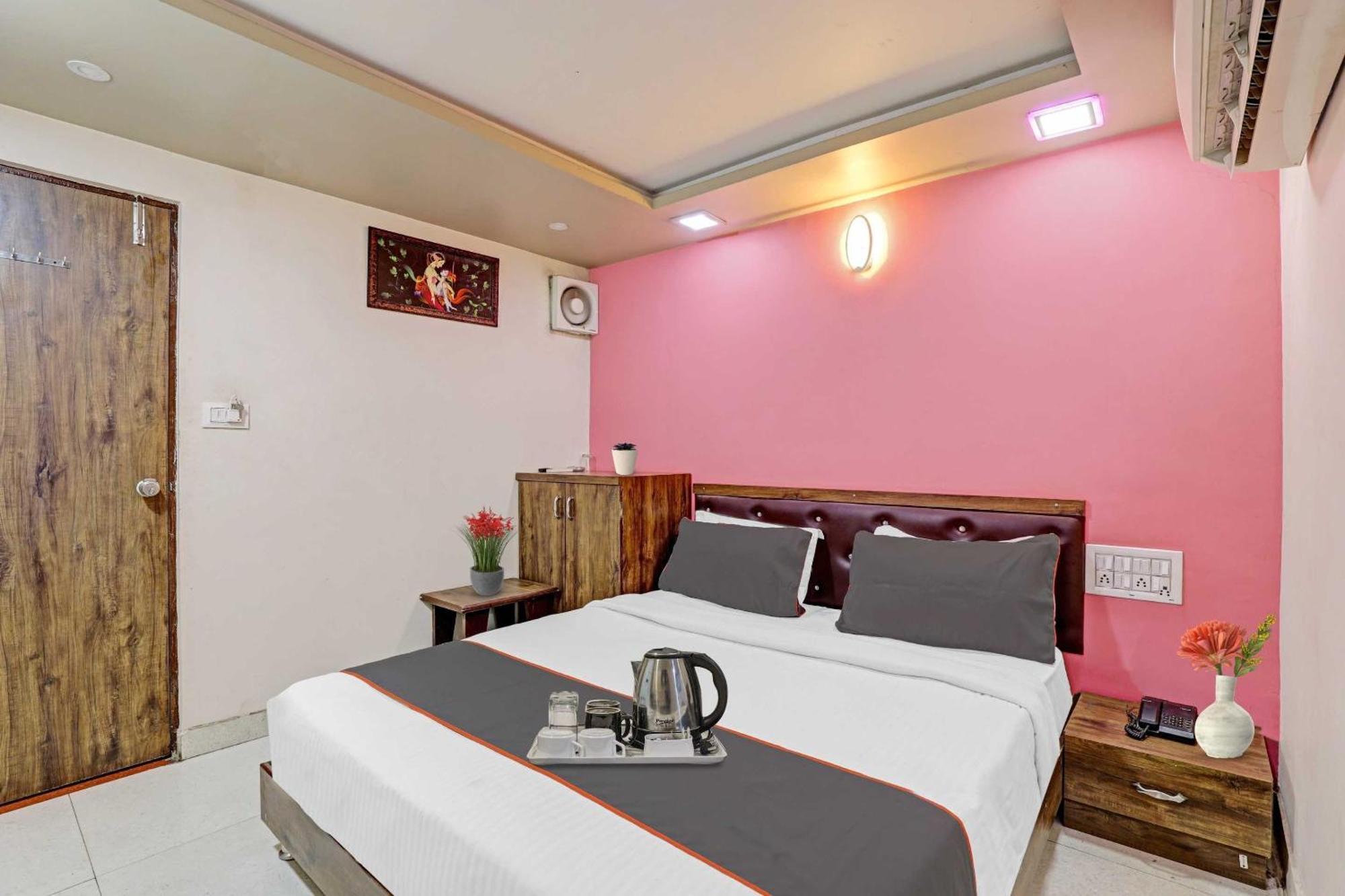 Hotel O Royal Ahmedabad Esterno foto