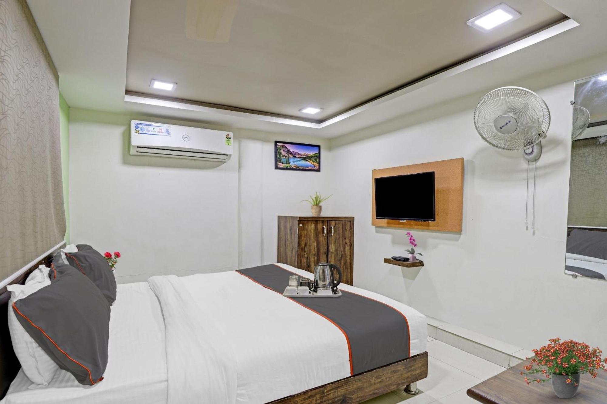 Hotel O Royal Ahmedabad Esterno foto