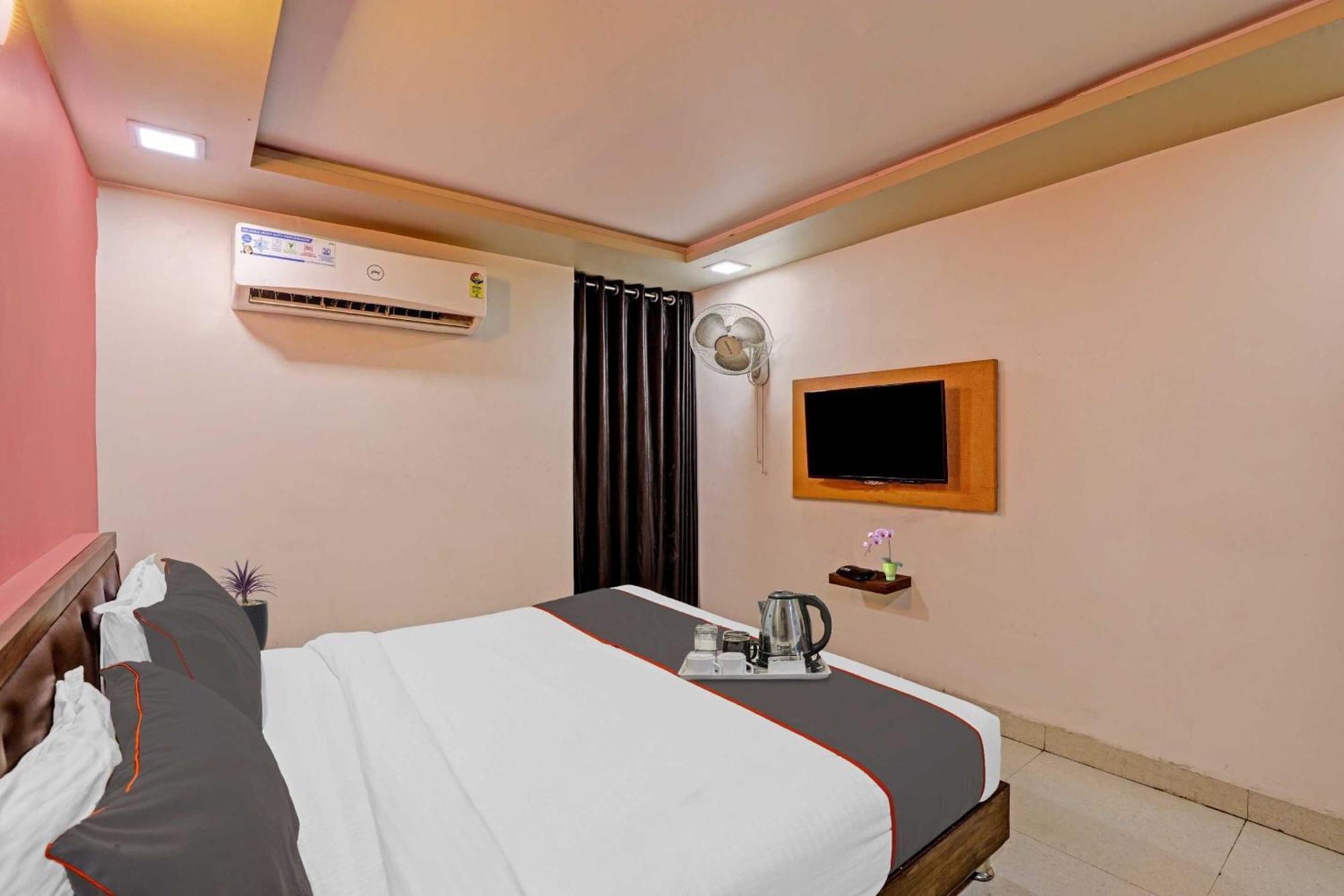 Hotel O Royal Ahmedabad Esterno foto