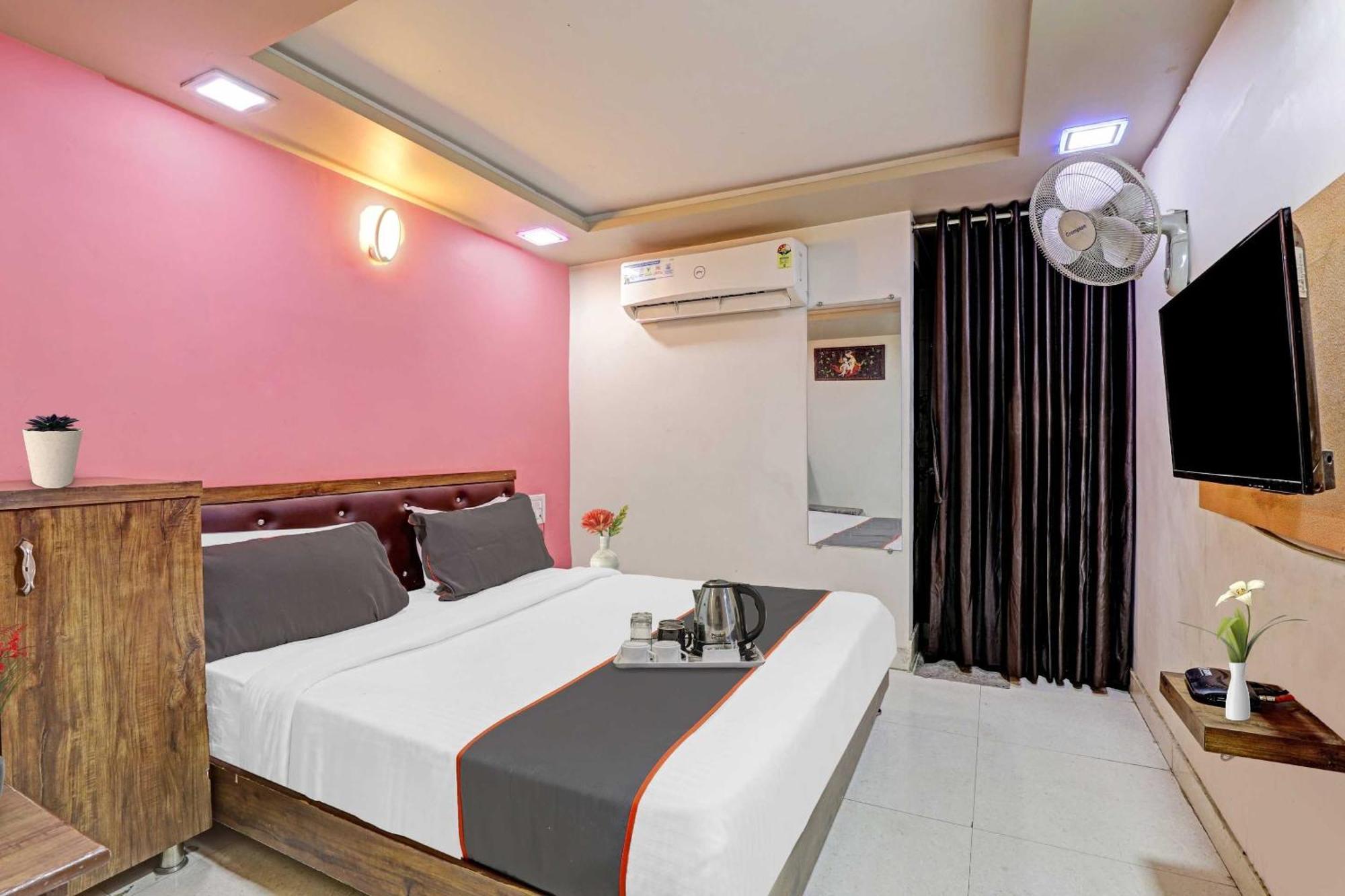 Hotel O Royal Ahmedabad Esterno foto