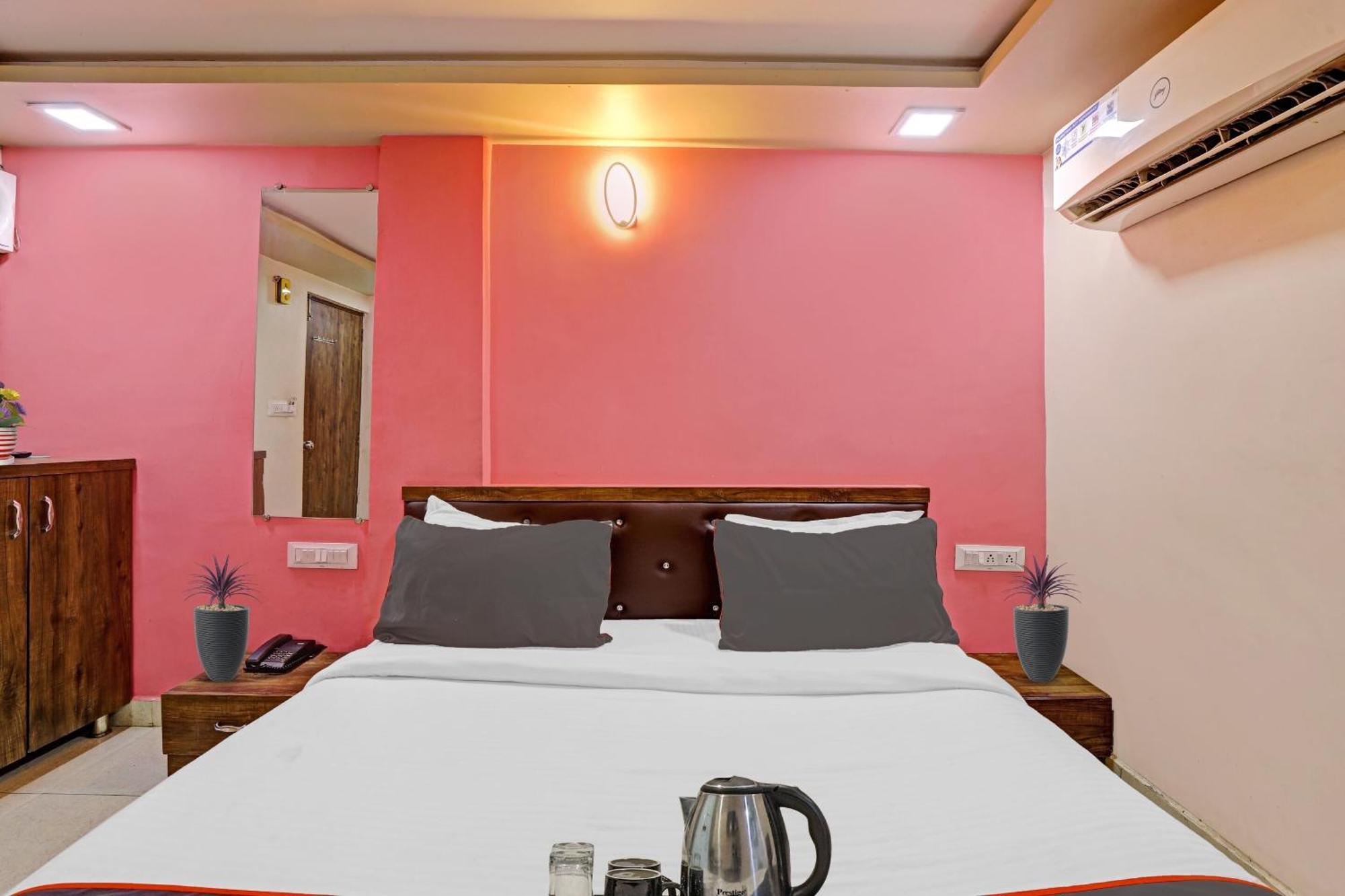 Hotel O Royal Ahmedabad Esterno foto