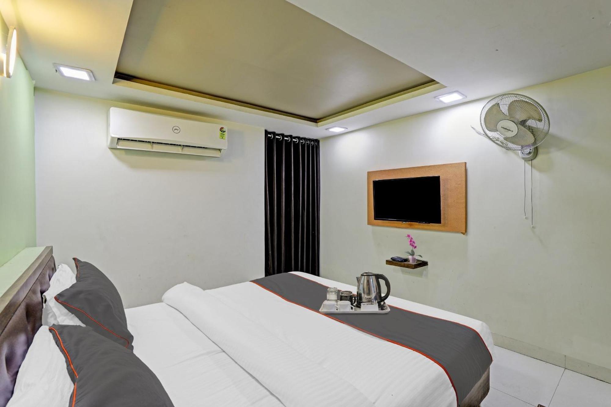 Hotel O Royal Ahmedabad Esterno foto