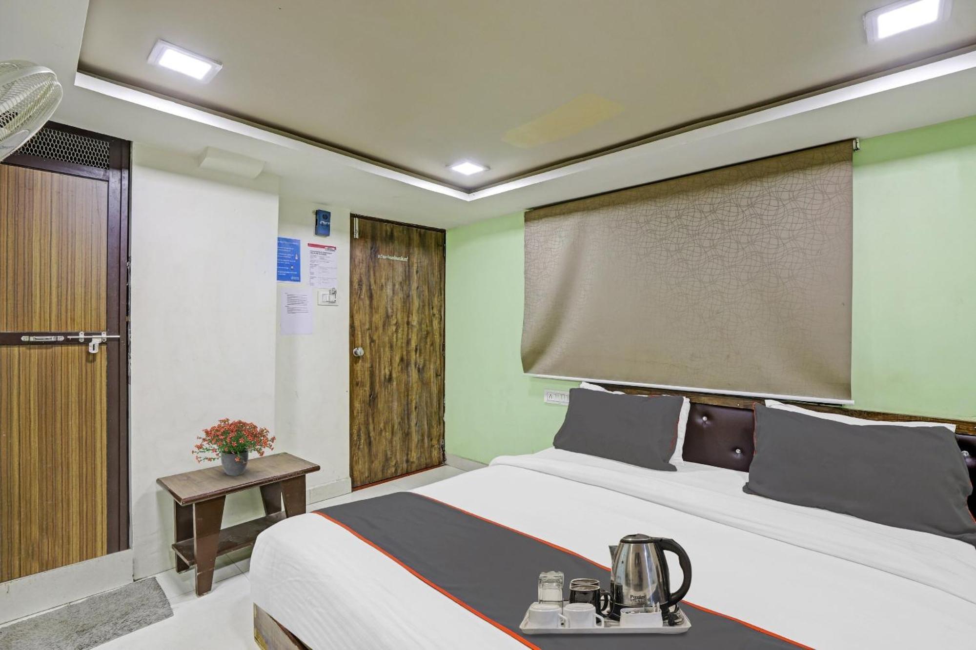 Hotel O Royal Ahmedabad Esterno foto