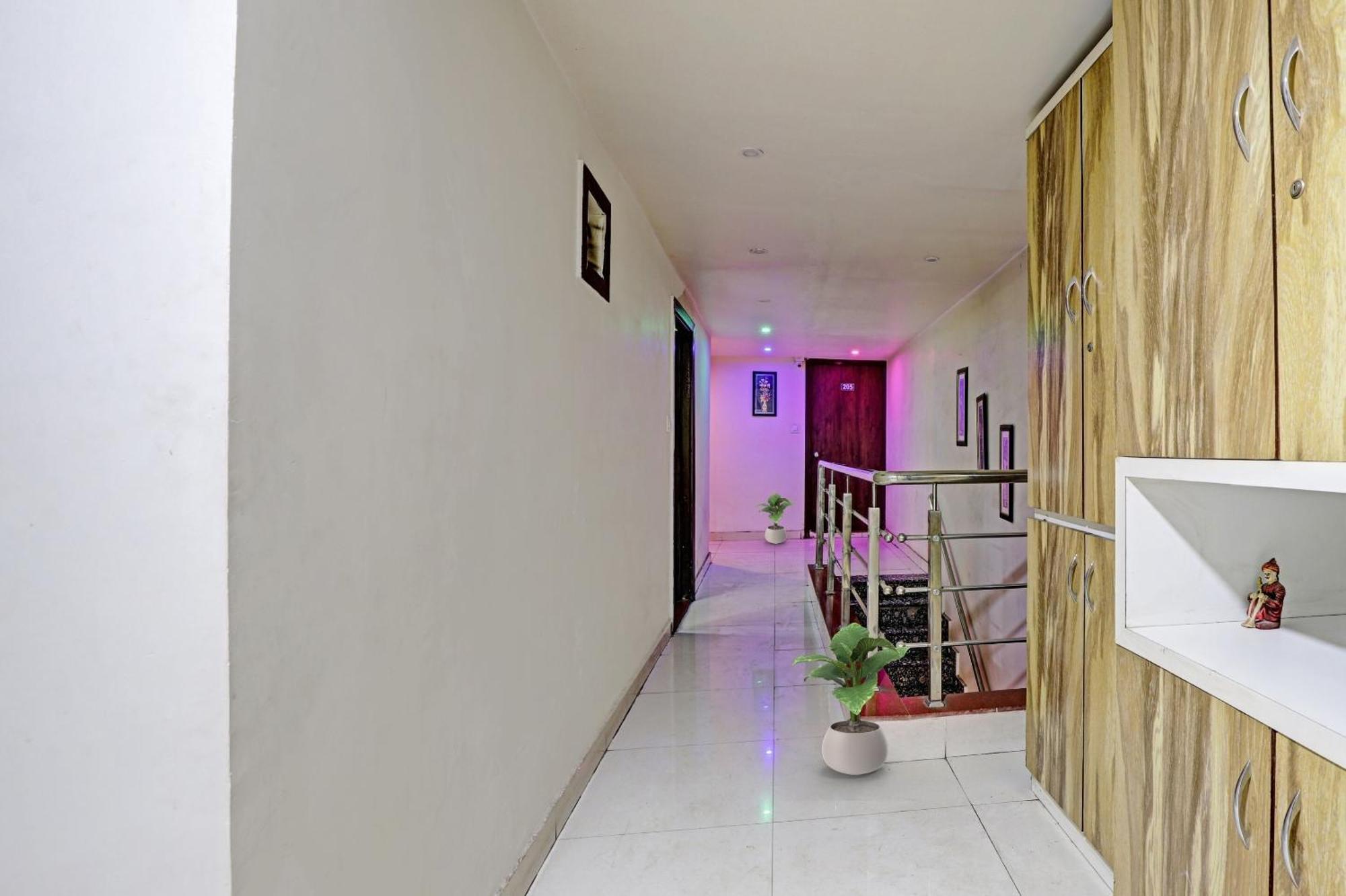 Hotel O Royal Ahmedabad Esterno foto