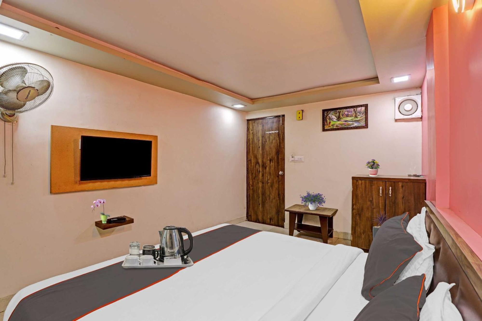 Hotel O Royal Ahmedabad Esterno foto