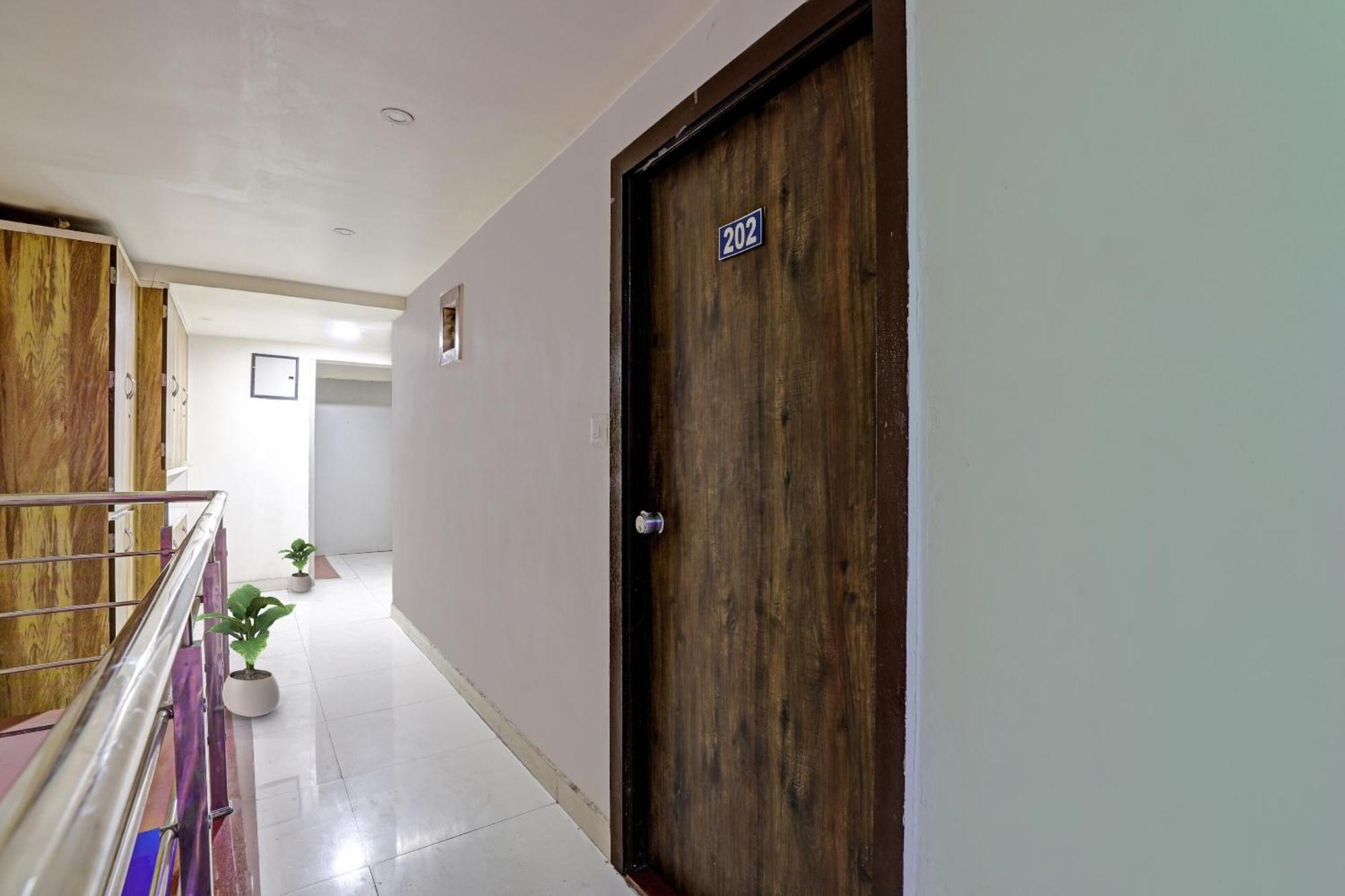 Hotel O Royal Ahmedabad Esterno foto