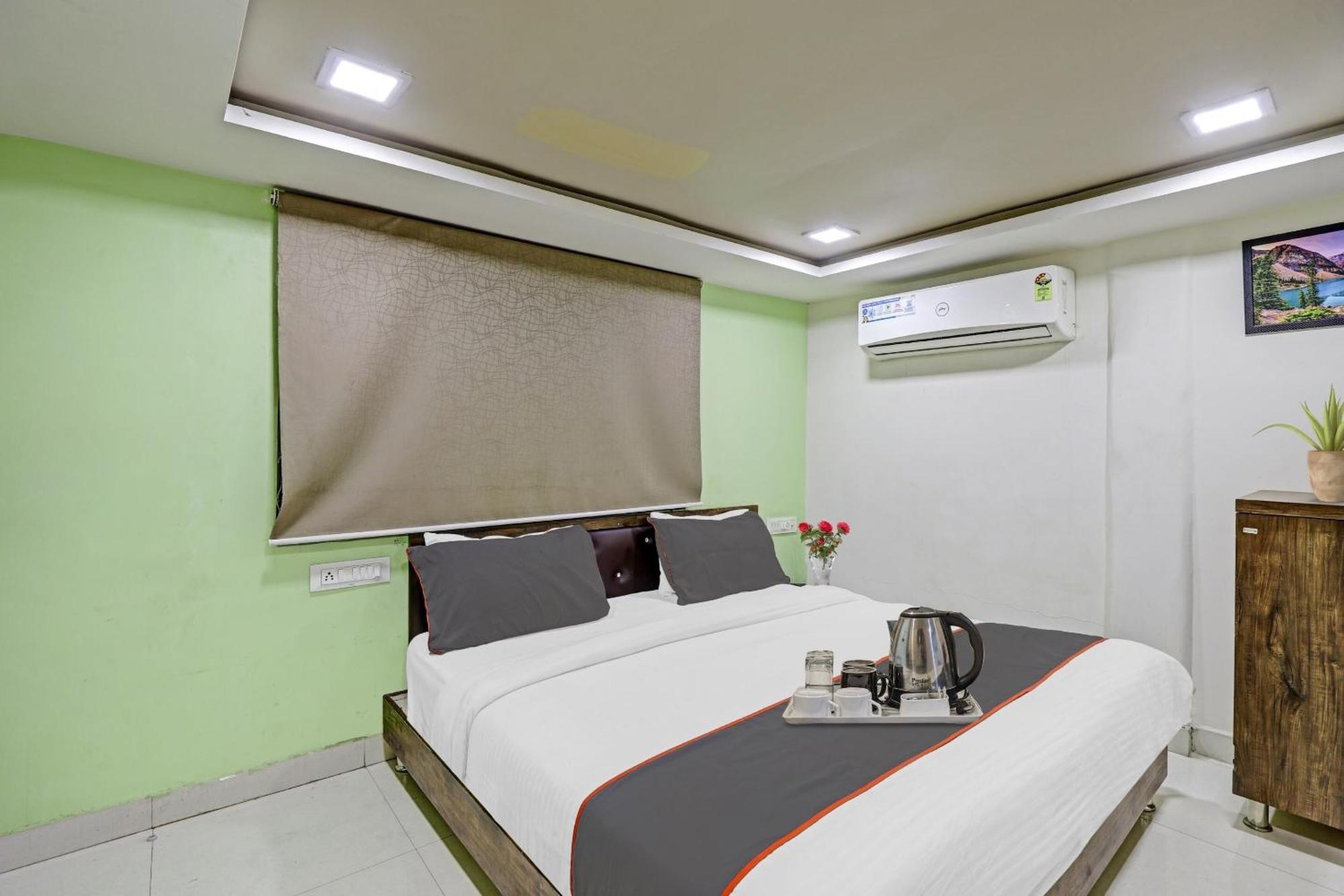 Hotel O Royal Ahmedabad Esterno foto